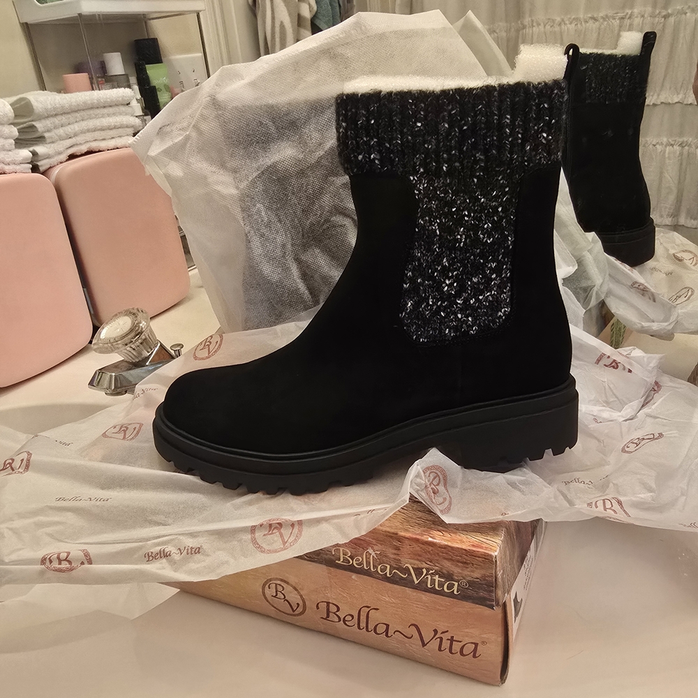 Bella Vita Women's Black Ankle Boots. Black Suede Pull On. 9.5